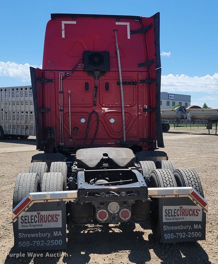 image for item OD9565 2022 Freightliner  Cascadia  semi truck