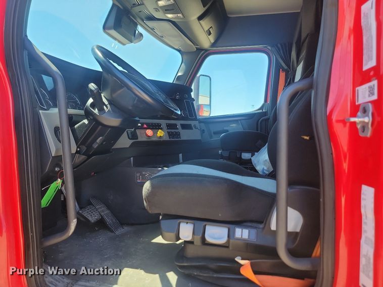 image for item OD9565 2022 Freightliner  Cascadia  semi truck