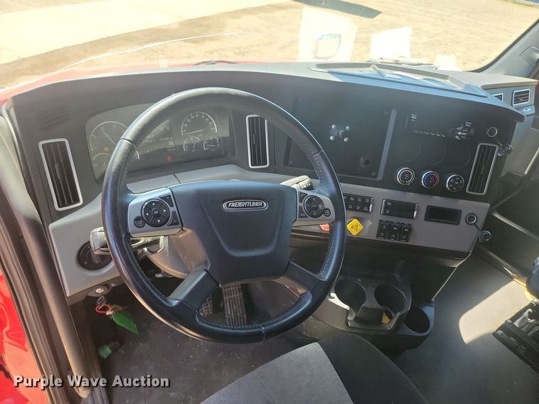 image for item OD9565 2022 Freightliner  Cascadia  semi truck