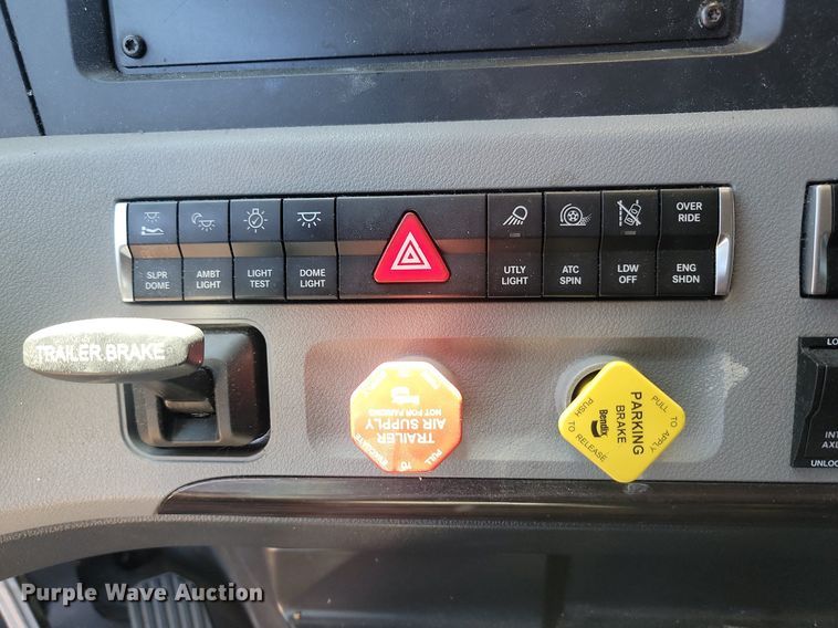 image for item OD9565 2022 Freightliner  Cascadia  semi truck