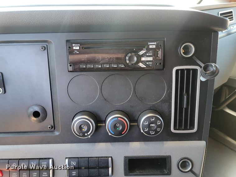 image for item OD9565 2022 Freightliner  Cascadia  semi truck