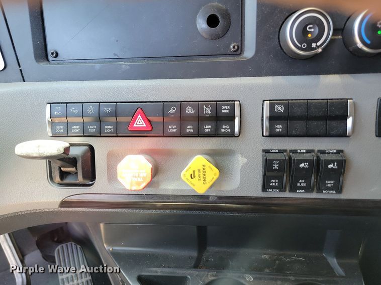 image for item OD9565 2022 Freightliner  Cascadia  semi truck