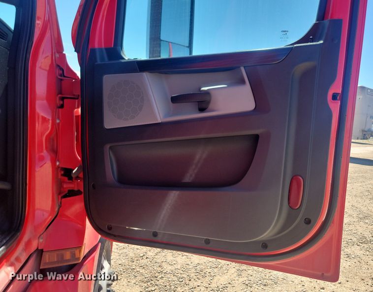 image for item OD9565 2022 Freightliner  Cascadia  semi truck