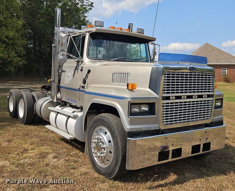 image for item OJ9846 1989 Ford LTL 9000 semi truck