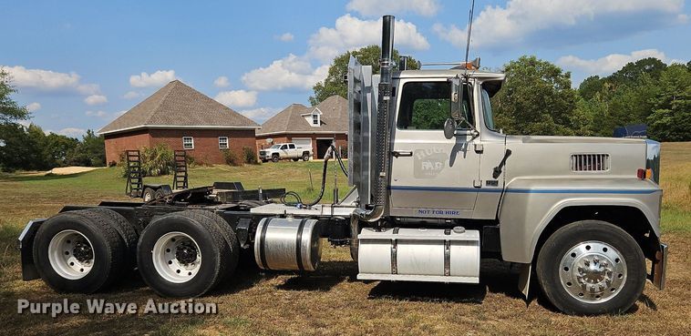 image for item OJ9846 1989 Ford LTL 9000 semi truck