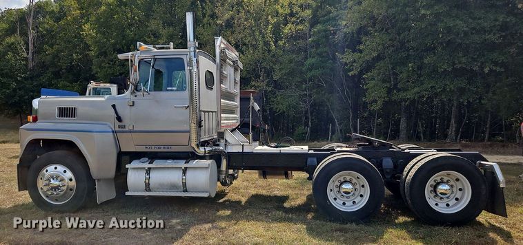 image for item OJ9846 1989 Ford LTL 9000 semi truck