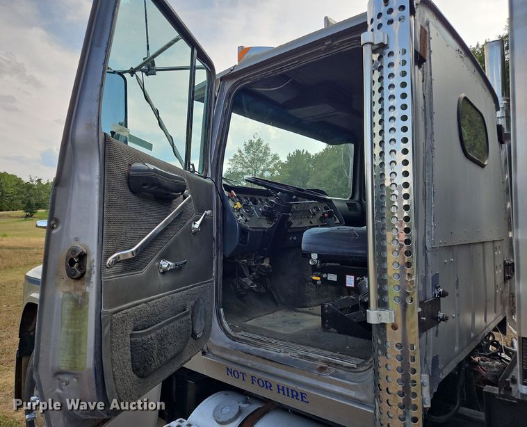 image for item OJ9846 1989 Ford LTL 9000 semi truck