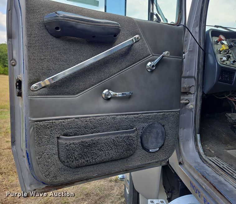 image for item OJ9846 1989 Ford LTL 9000 semi truck