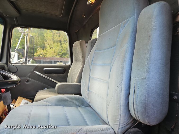 image for item OJ9846 1989 Ford LTL 9000 semi truck