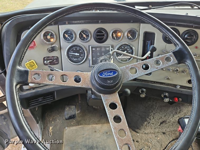 image for item OJ9846 1989 Ford LTL 9000 semi truck