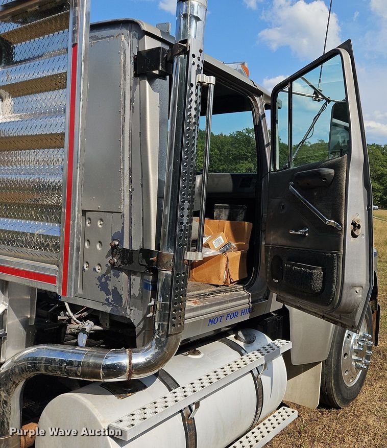 image for item OJ9846 1989 Ford LTL 9000 semi truck