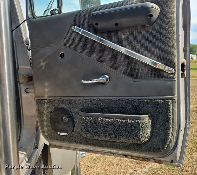 image for item OJ9846 1989 Ford LTL 9000 semi truck