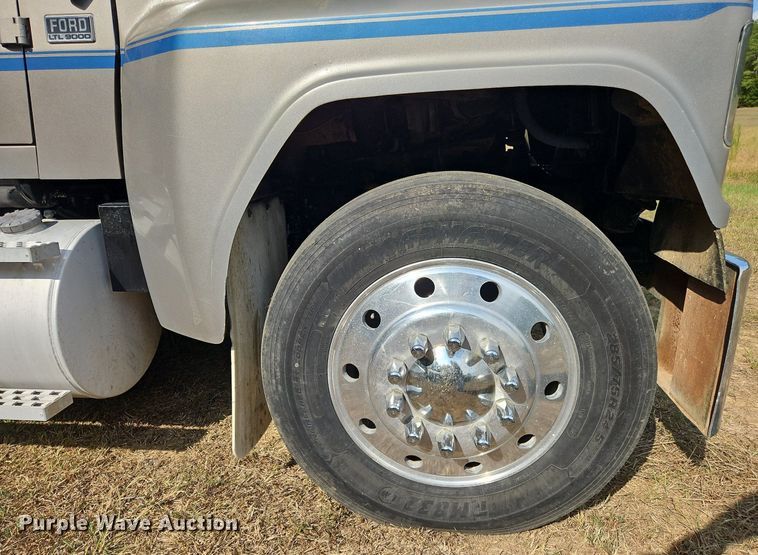image for item OJ9846 1989 Ford LTL 9000 semi truck
