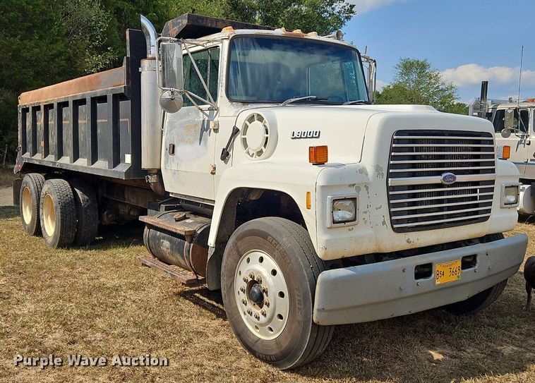 image for item OJ9847 1991 Ford L9000 dump truck