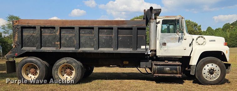 image for item OJ9847 1991 Ford L9000 dump truck