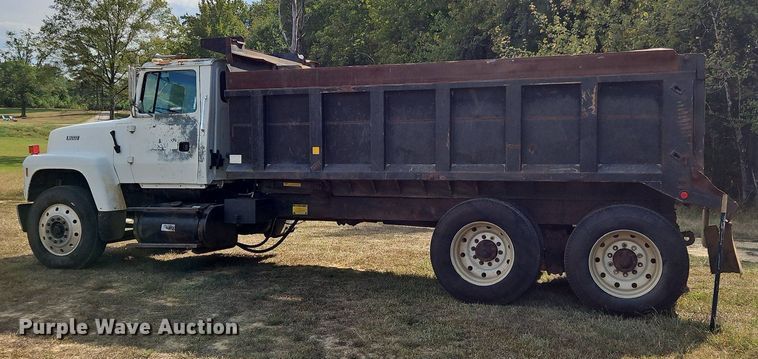 image for item OJ9847 1991 Ford L9000 dump truck