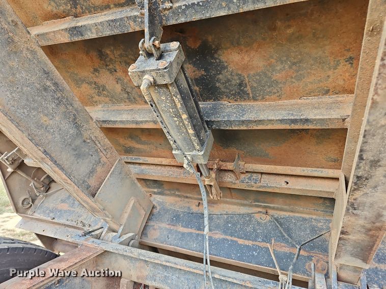 image for item OJ9847 1991 Ford L9000 dump truck