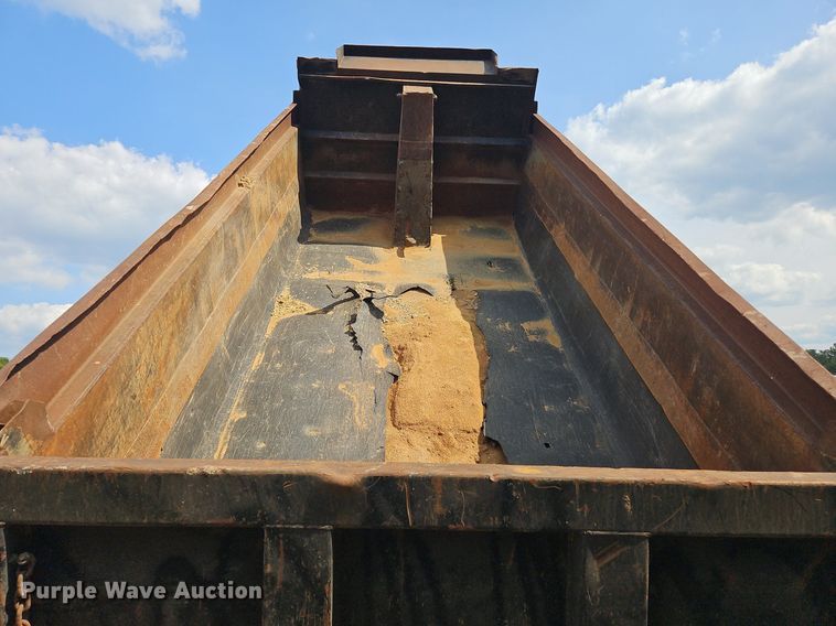 image for item OJ9847 1991 Ford L9000 dump truck