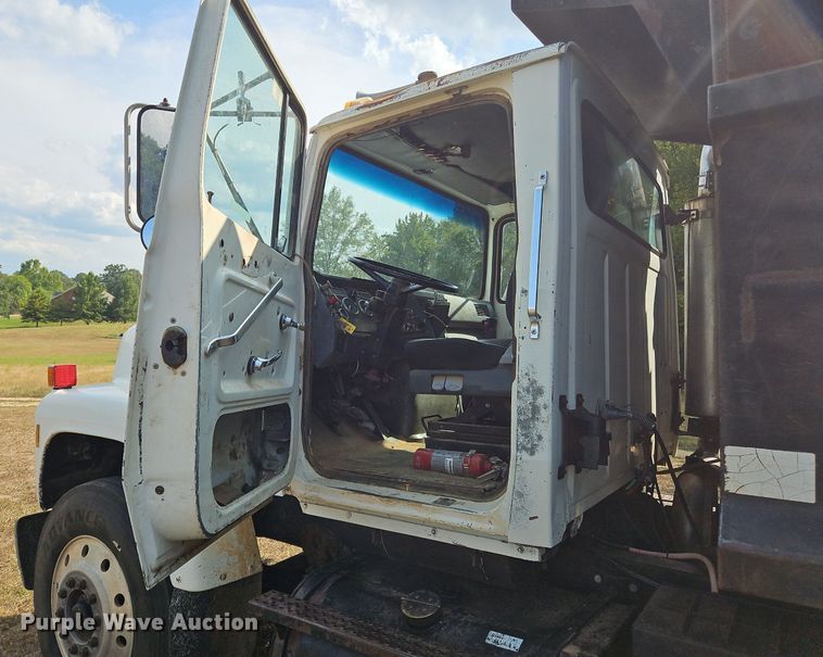 image for item OJ9847 1991 Ford L9000 dump truck