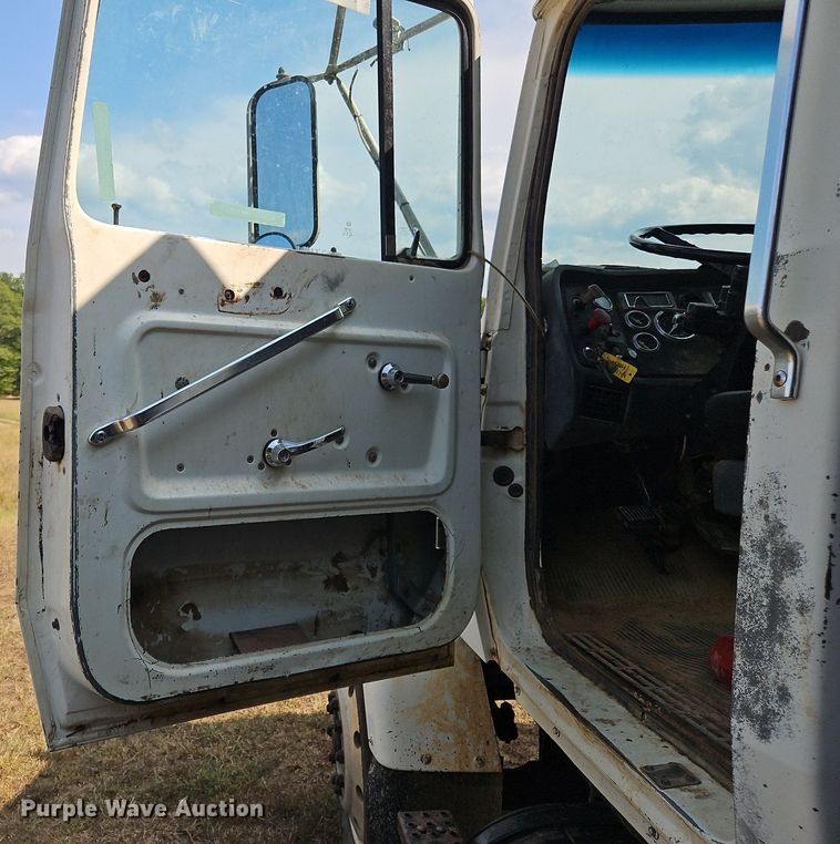 image for item OJ9847 1991 Ford L9000 dump truck