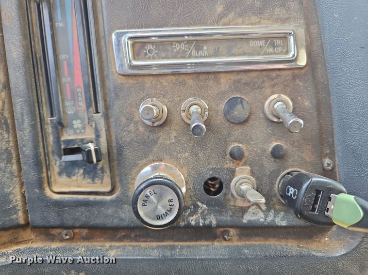 image for item OJ9847 1991 Ford L9000 dump truck