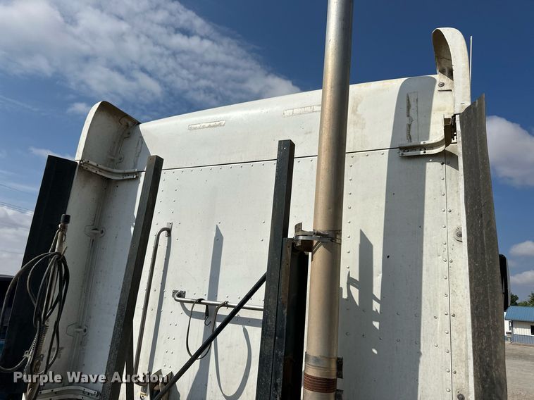 image for item OM9683 2006 Peterbilt 387 semi truck