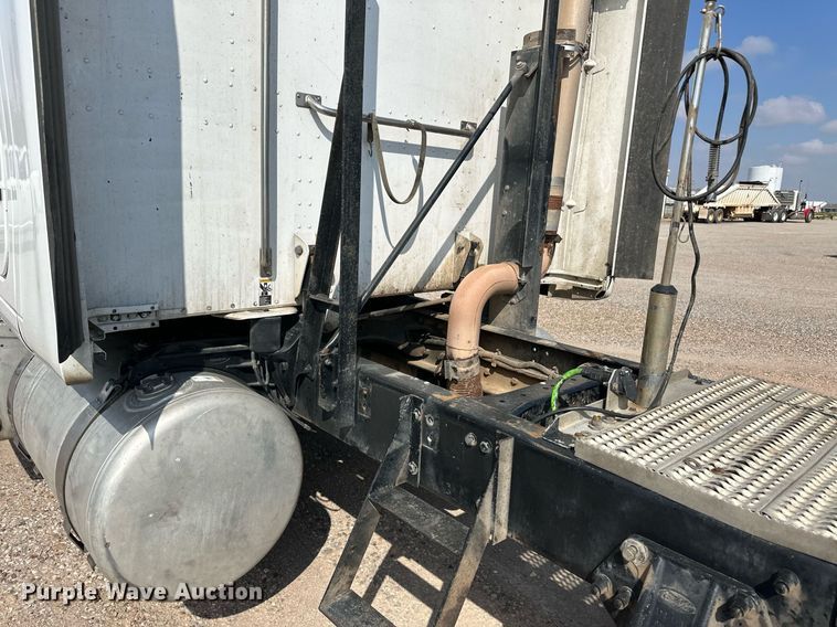 image for item OM9683 2006 Peterbilt 387 semi truck