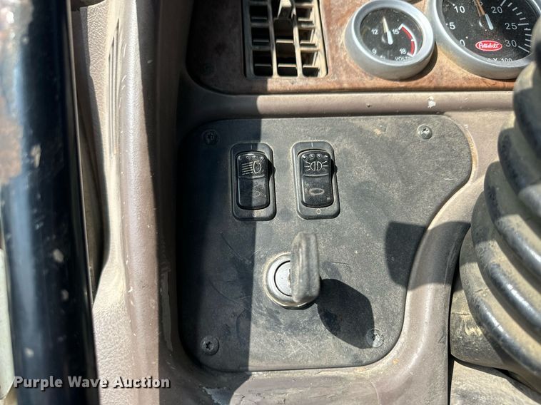 image for item OM9683 2006 Peterbilt 387 semi truck