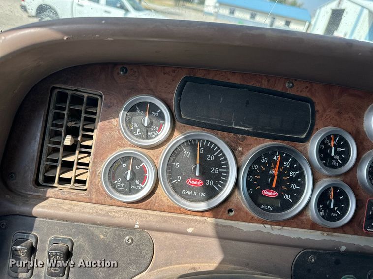 image for item OM9683 2006 Peterbilt 387 semi truck
