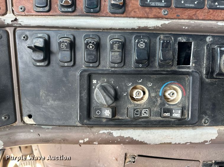 image for item OM9683 2006 Peterbilt 387 semi truck