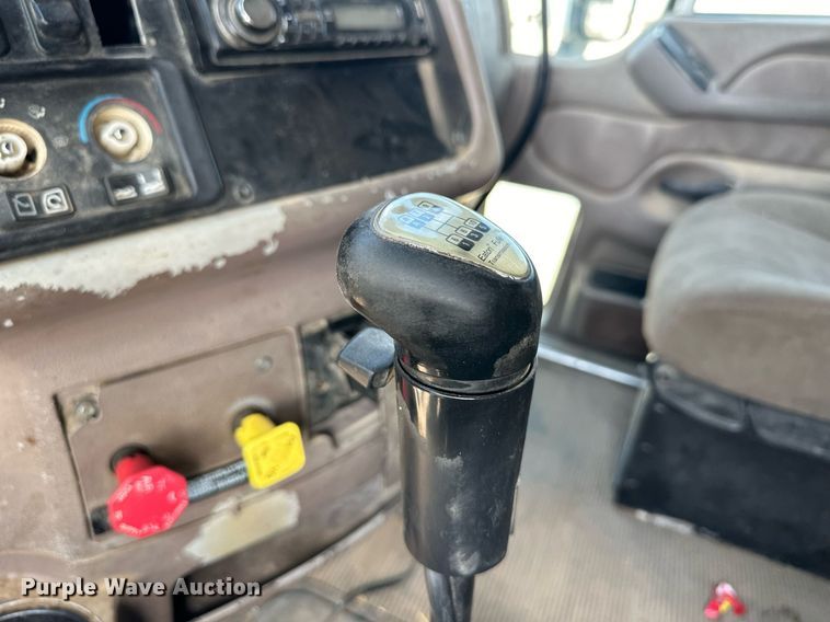 image for item OM9683 2006 Peterbilt 387 semi truck