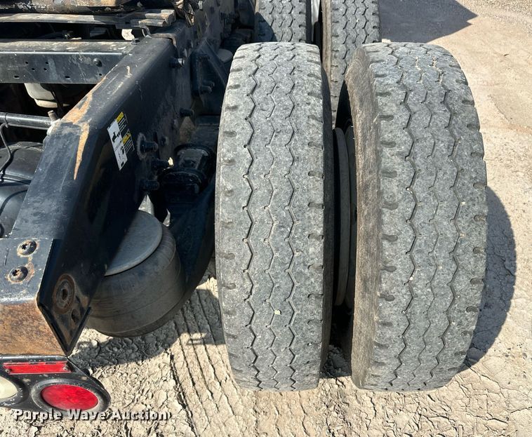 image for item OM9683 2006 Peterbilt 387 semi truck