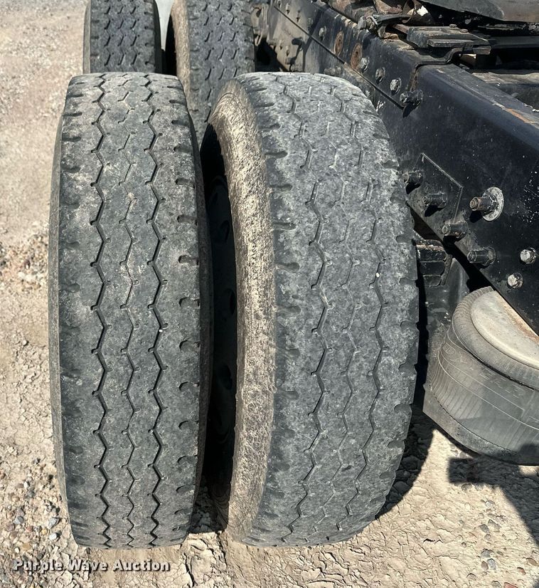 image for item OM9683 2006 Peterbilt 387 semi truck