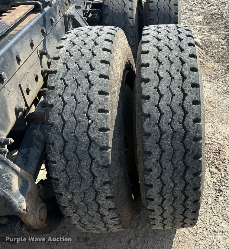 image for item OM9683 2006 Peterbilt 387 semi truck