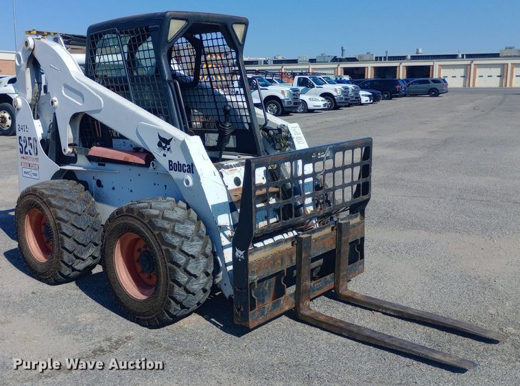 image for item DH1328 2005 Bobcat S250 skid steer loader