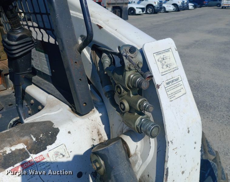 image for item DH1328 2005 Bobcat S250 skid steer loader