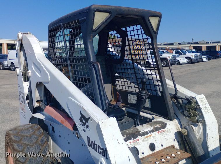 image for item DH1328 2005 Bobcat S250 skid steer loader