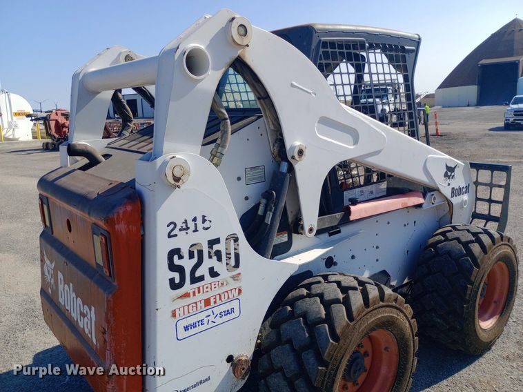 image for item DH1328 2005 Bobcat S250 skid steer loader