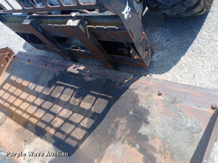 image for item DH1328 2005 Bobcat S250 skid steer loader