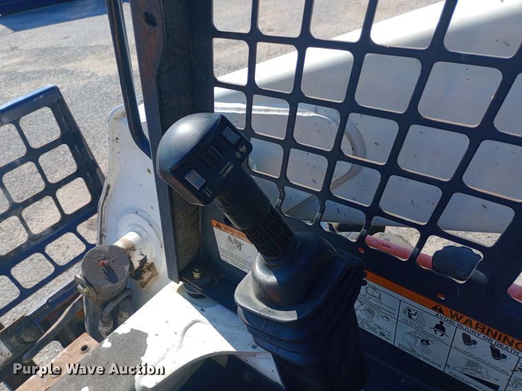 image for item DH1328 2005 Bobcat S250 skid steer loader