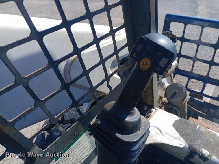 image for item DH1328 2005 Bobcat S250 skid steer loader