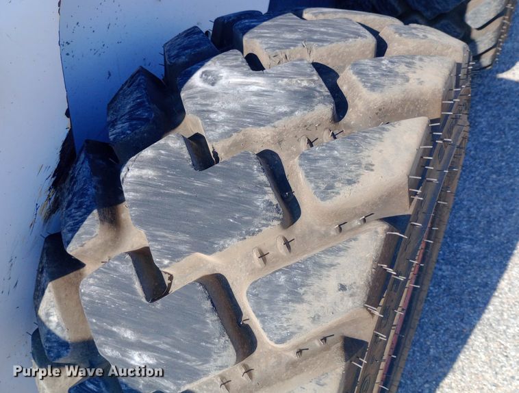 image for item DH1328 2005 Bobcat S250 skid steer loader