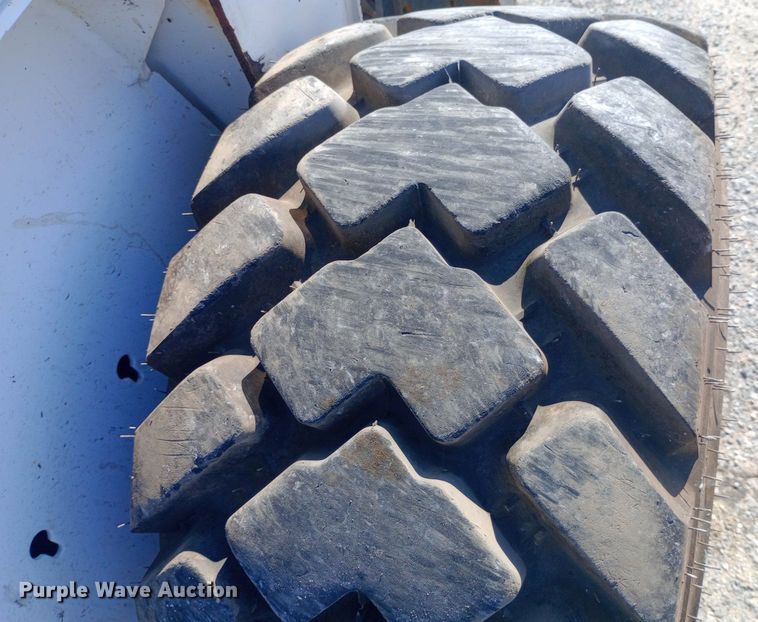 image for item DH1328 2005 Bobcat S250 skid steer loader