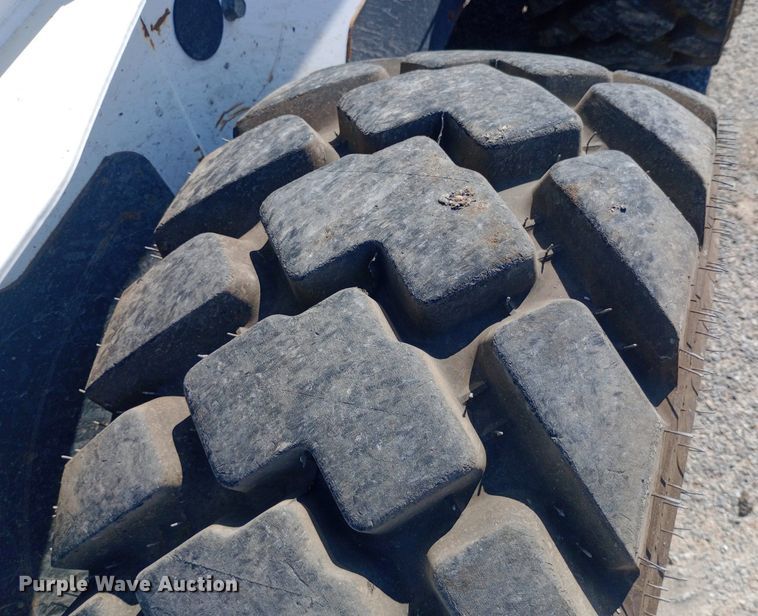 image for item DH1328 2005 Bobcat S250 skid steer loader