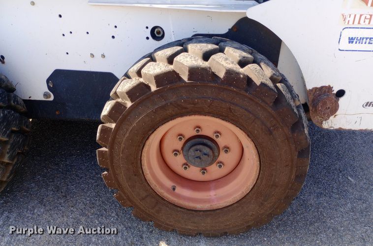 image for item DH1328 2005 Bobcat S250 skid steer loader