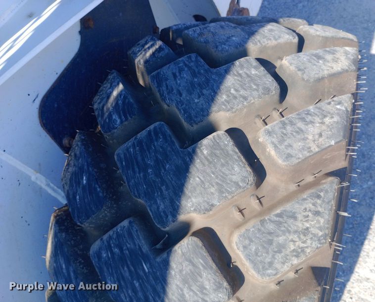 image for item DH1328 2005 Bobcat S250 skid steer loader