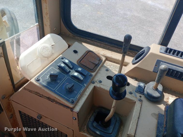 image for item DH1337 2004 Caterpillar  939C track loader