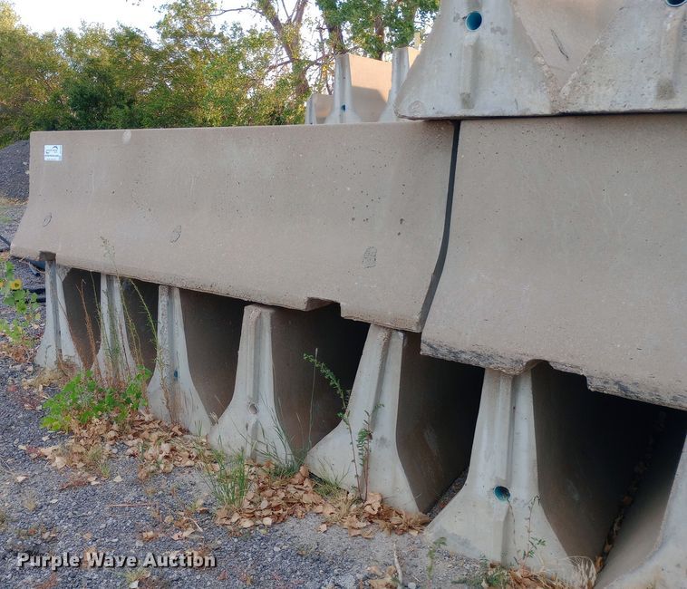 image for item DH1386 (8) concrete barriers