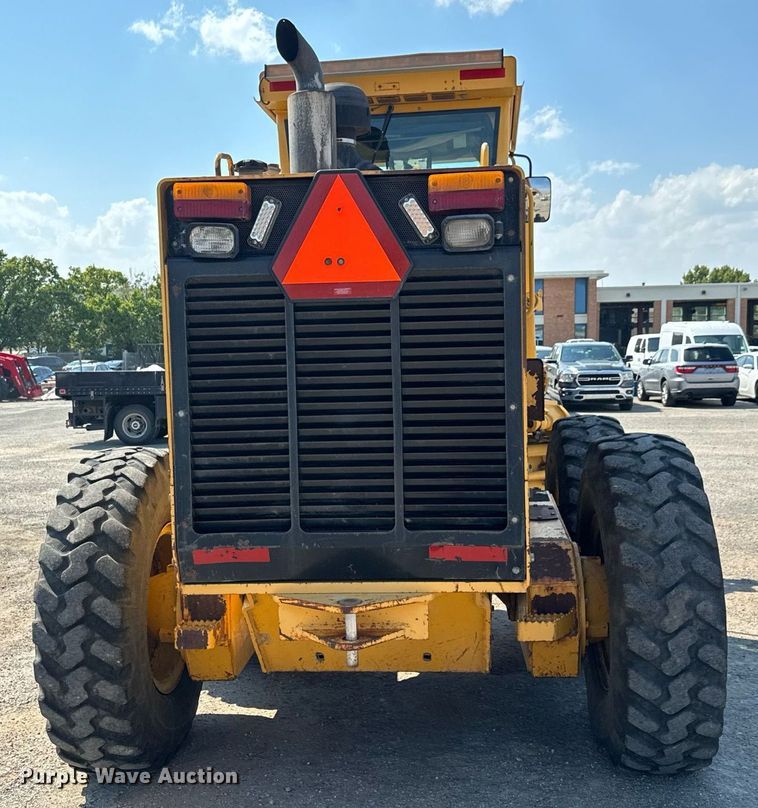 image for item DO1703 2001 John Deere  772CH motor grader