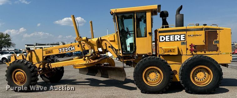 image for item DO1703 2001 John Deere  772CH motor grader